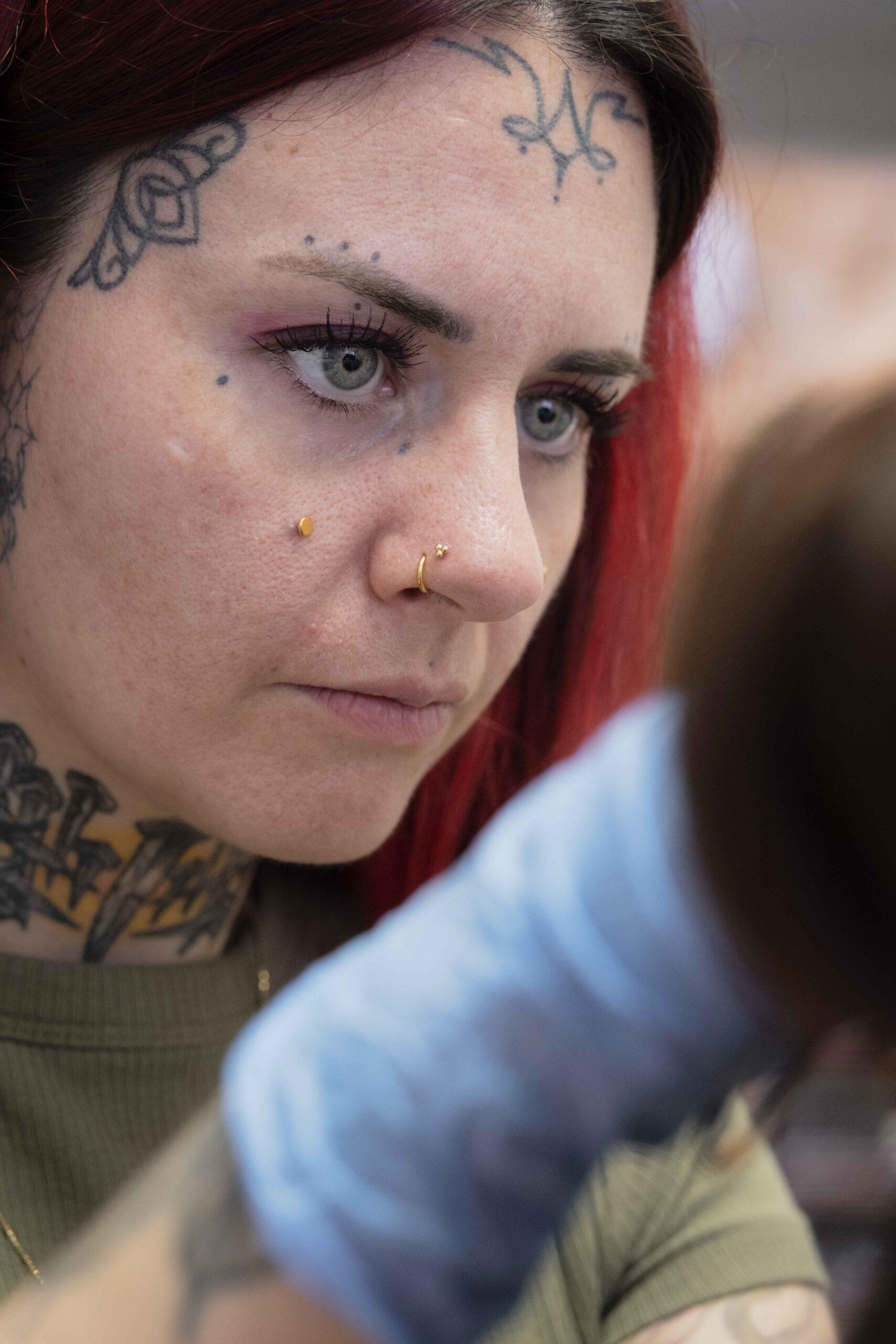 lextrémiste piercer piercing zetten