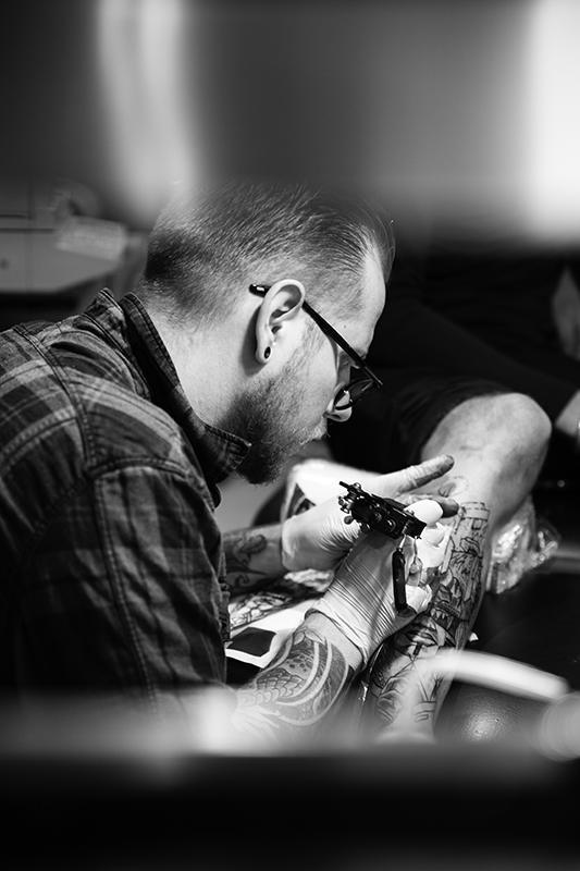 afbeelding tattoo artiest dennis aan het tattoeeren bij lextremiste