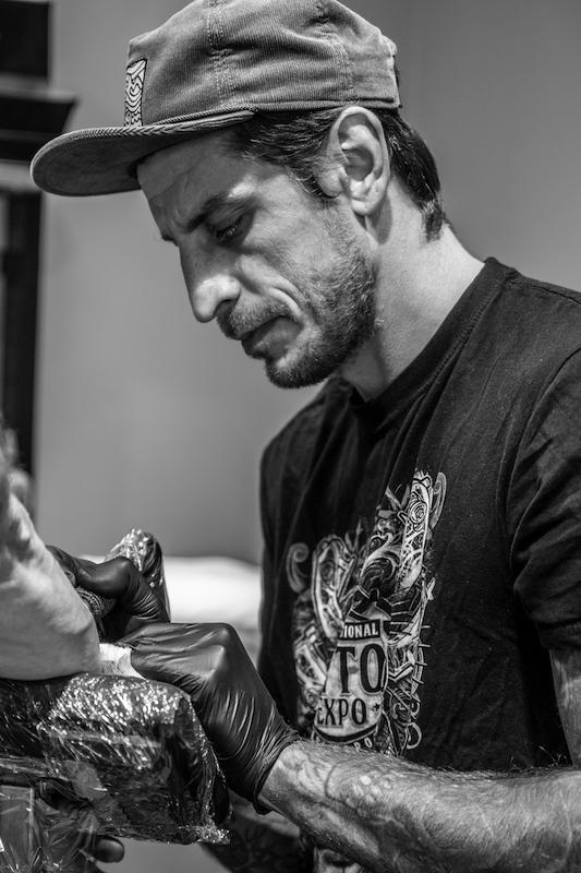 afbeelding van tattoo artiest in de studio