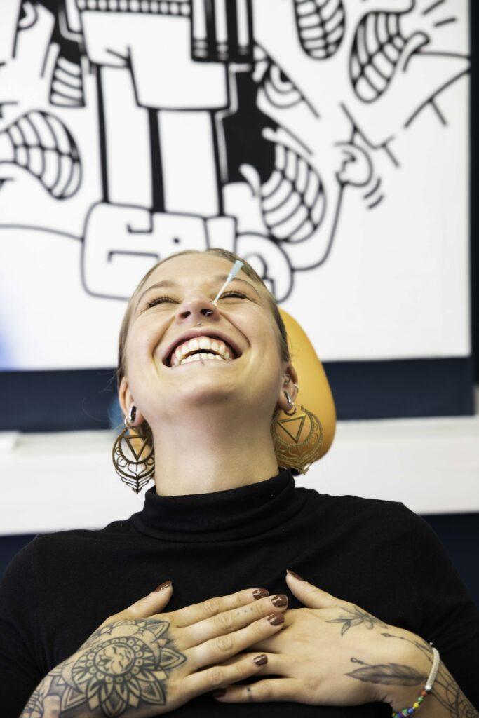 neus piercing zetten l'éxtremiste liggend