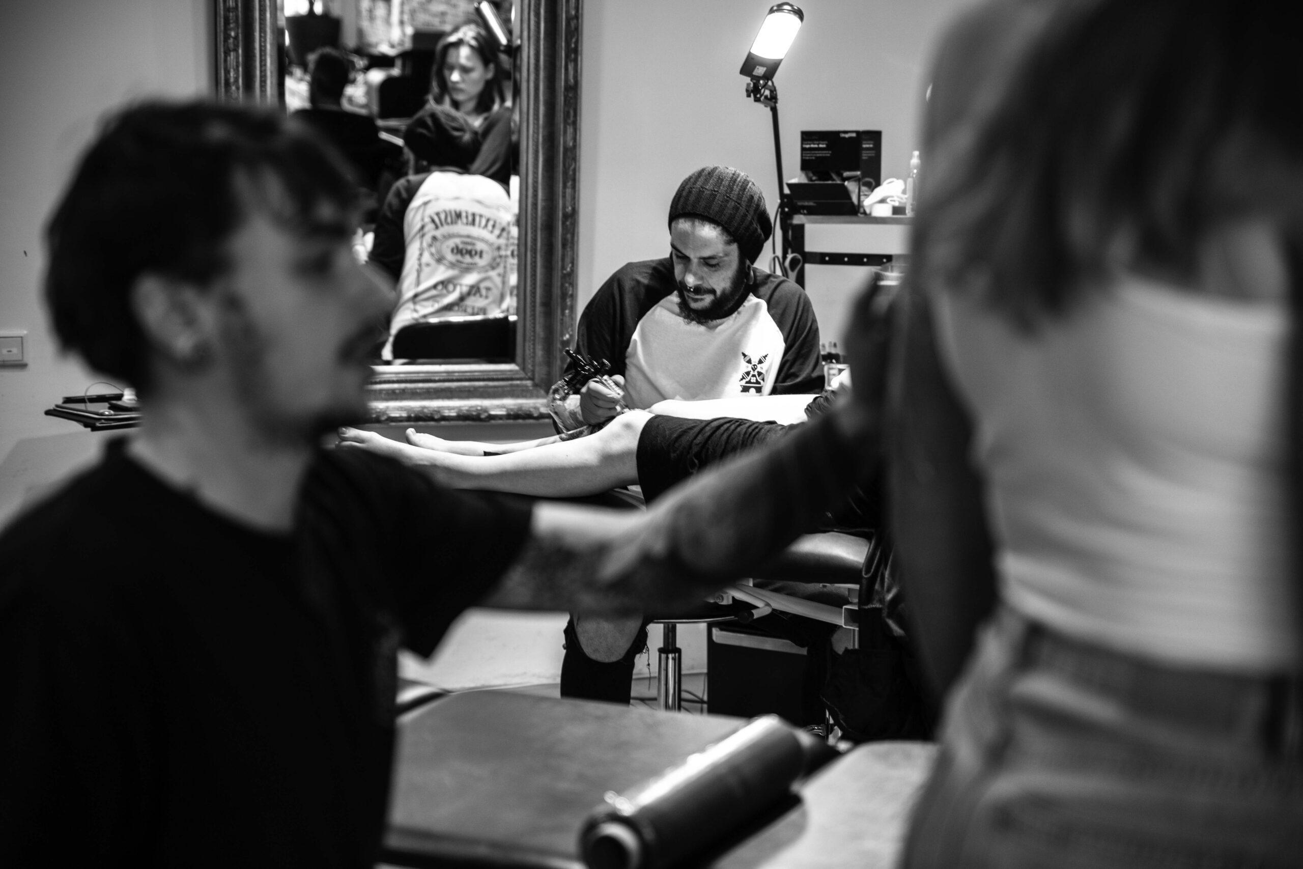 tattoo en piercing zetten L'éxtremiste 