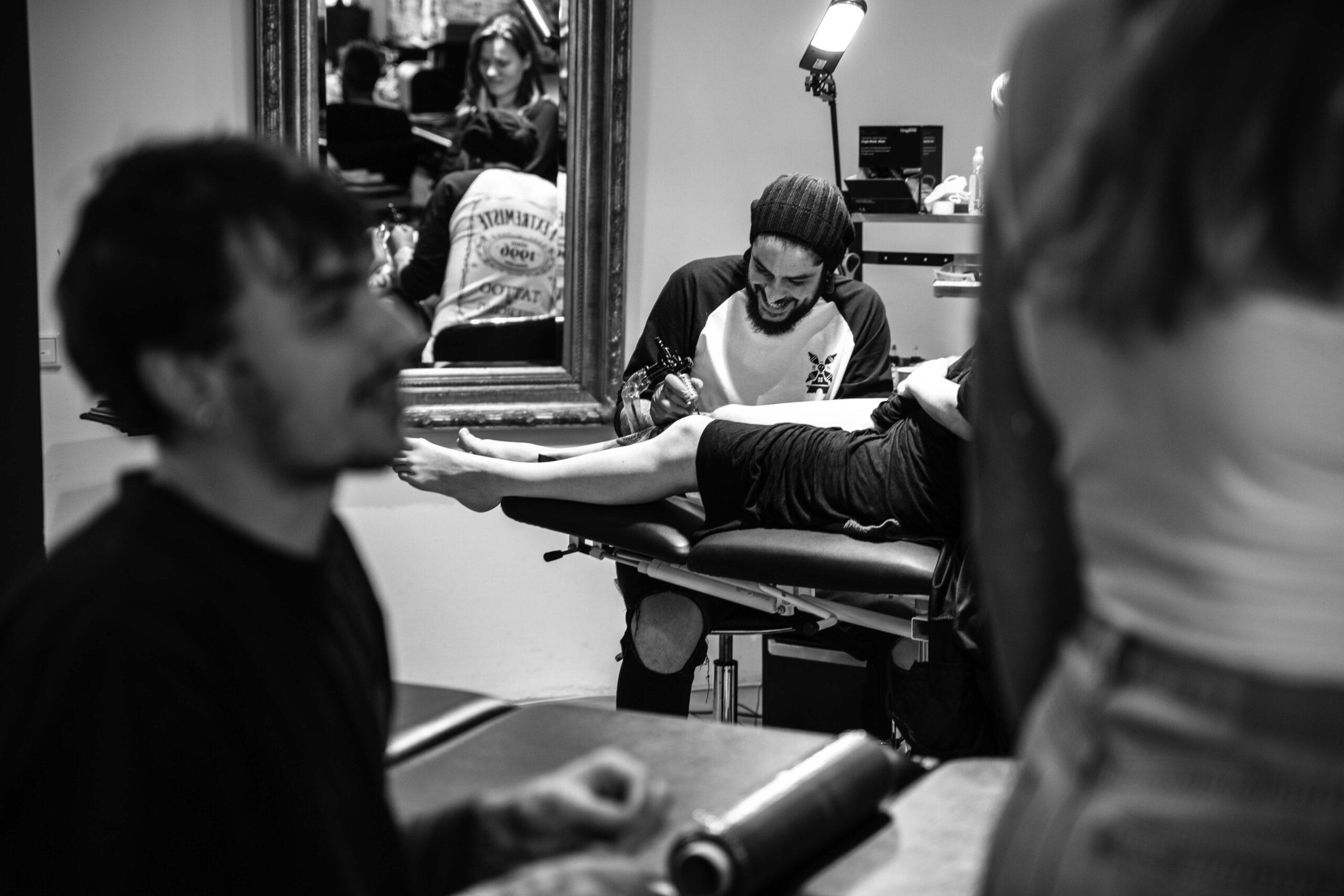afbeelding van de tattoo artiesten die aan het werk zijn in de studio van L'Extrémiste