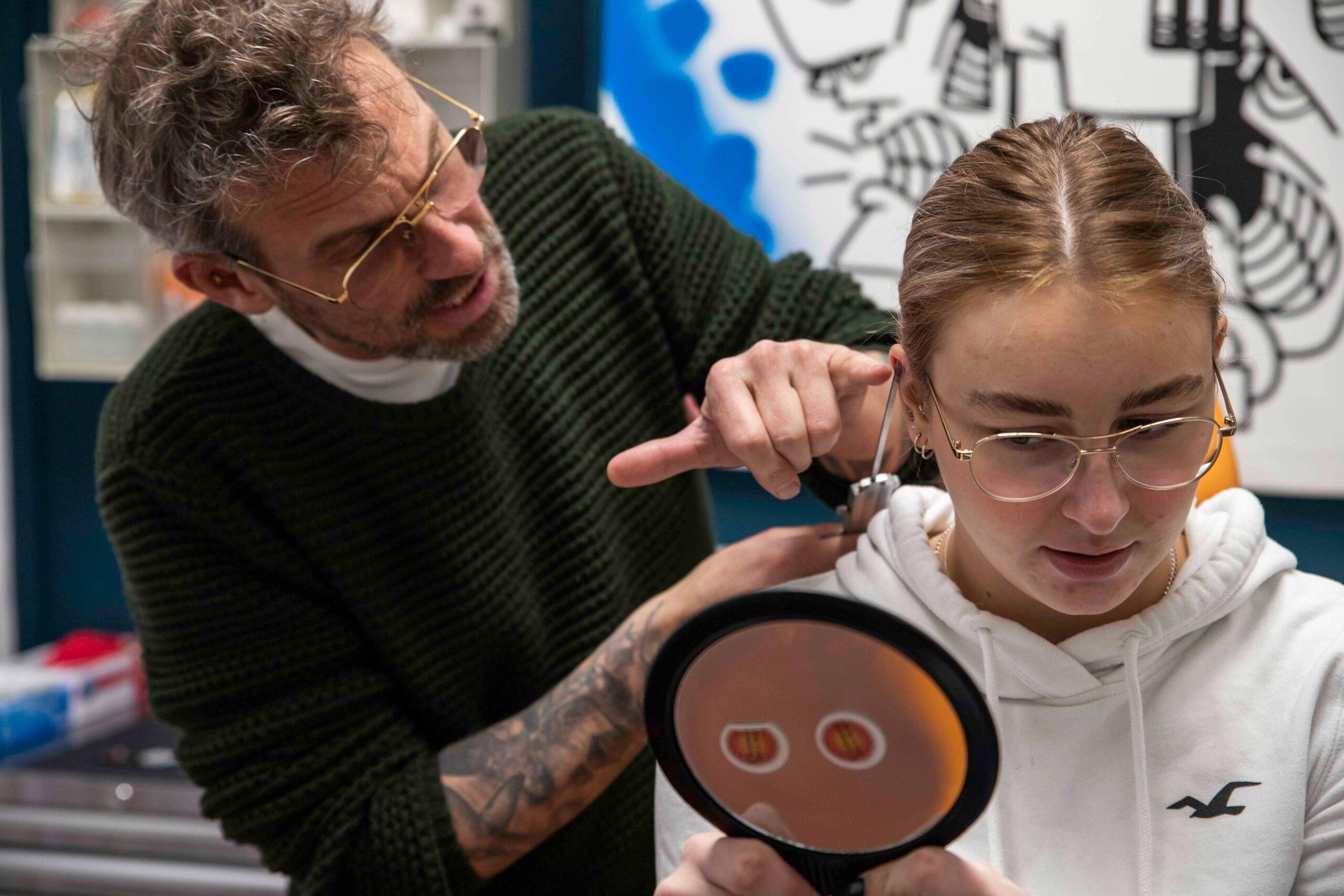 piercing zetten oor l'éxtremiste