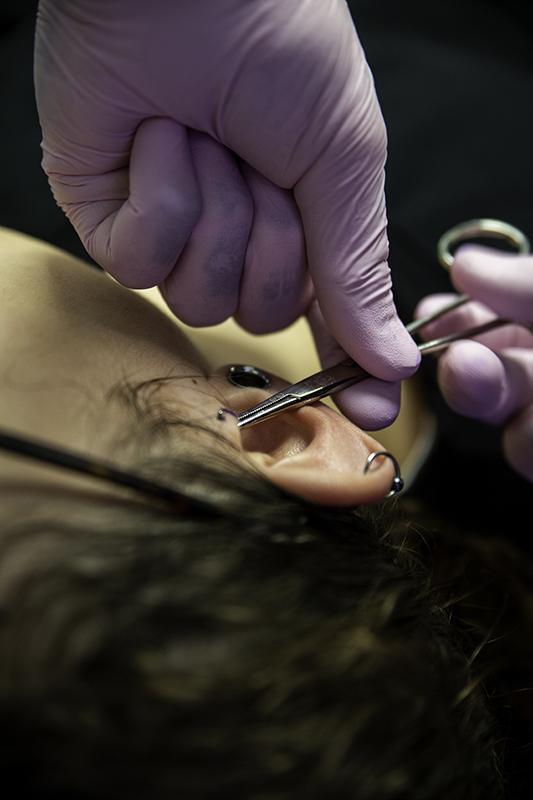 tragus piercing l'éxtremiste