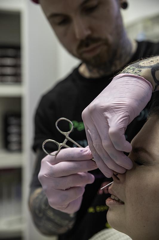 piercing zetten neus l'extrémiste