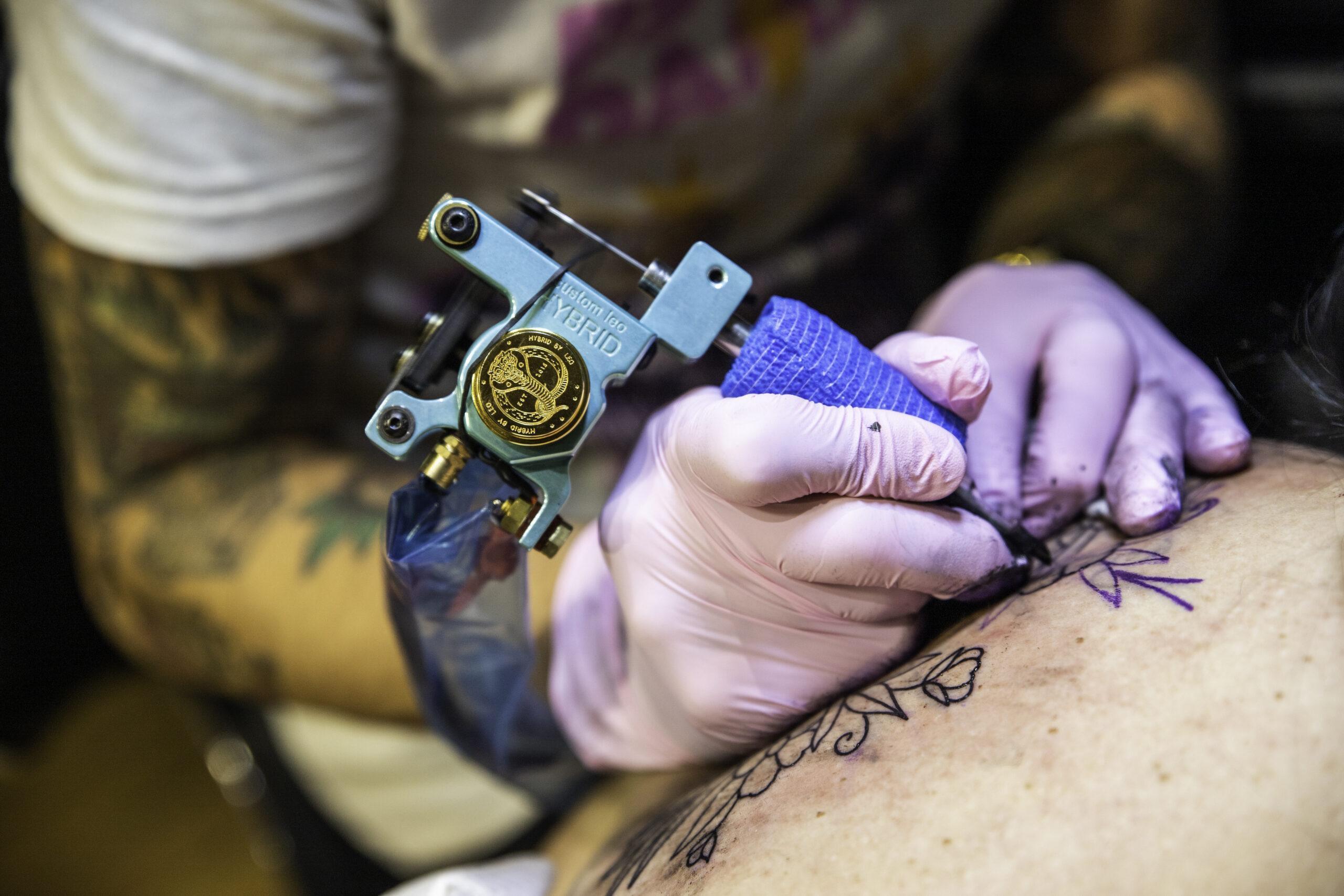 tattoo machine close up tattoo zetten
